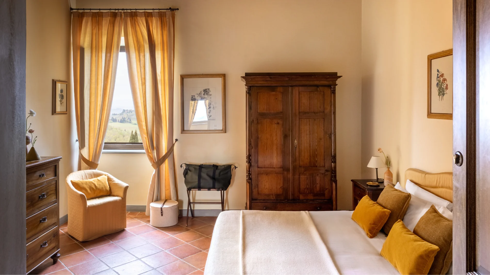 Elegant room overlooking the Chianti hills with classic furnishings and a relaxing Tuscan atmosphere - Villa San Filippo, BZAR hotels in Tuscany