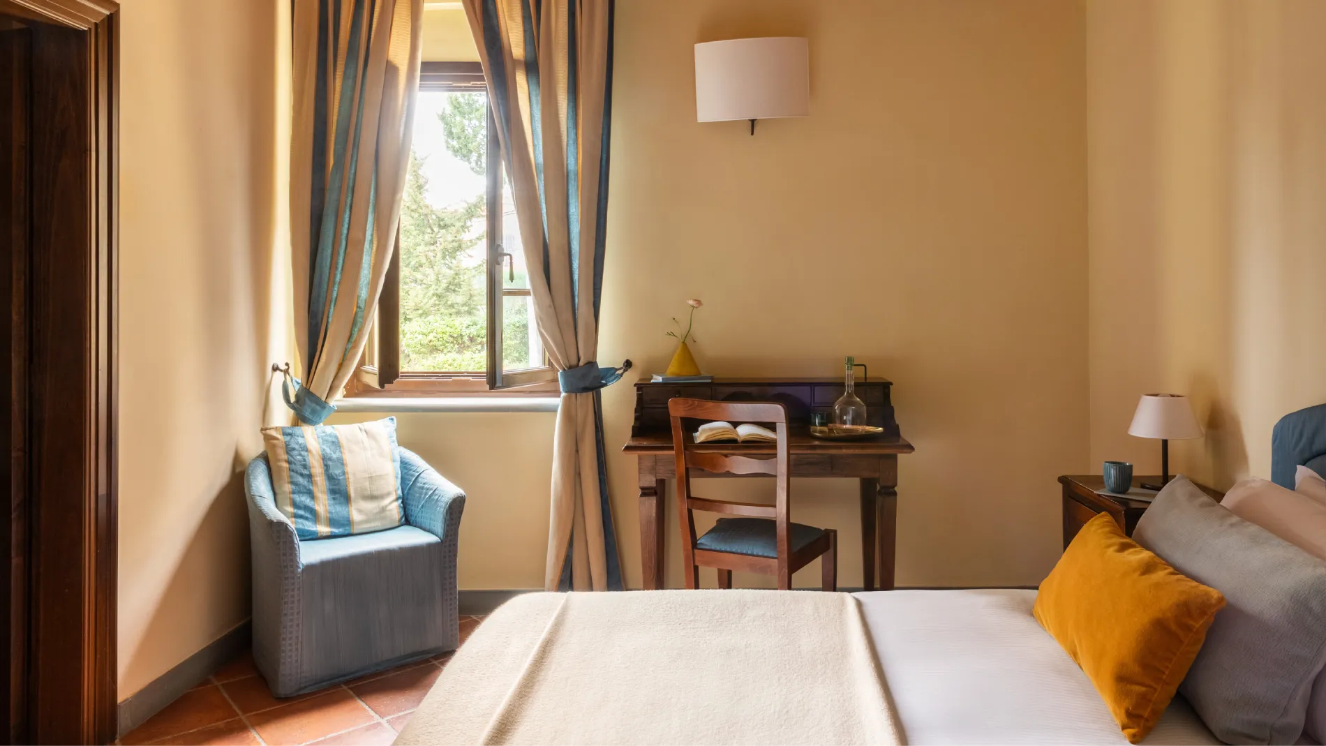Cozy room with panoramic window and refined furnishings in the heart of rural Tuscany - Villa San Filippo, BZAR hotels in Tuscany