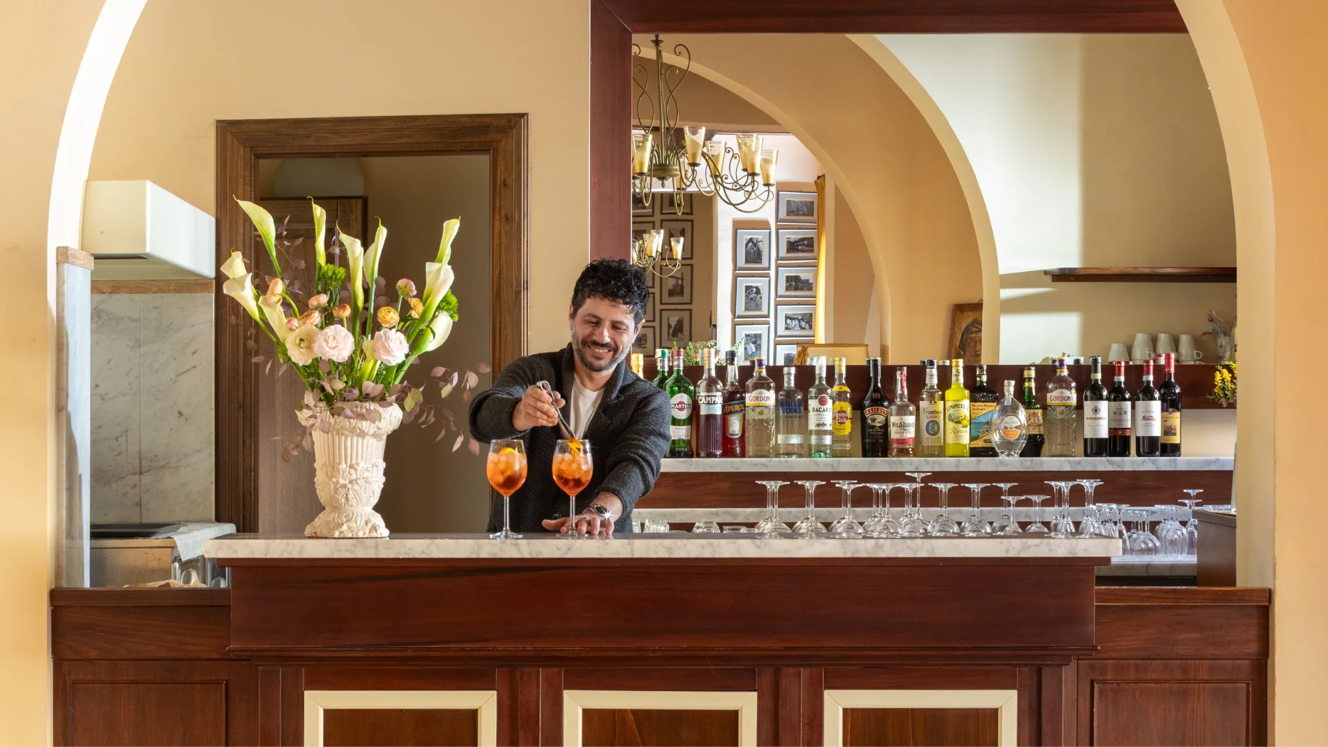 Hotel cocktail bar with freshly prepared aperitifs in a refined setting in the heart of Tuscany - Villa San Filippo, BZAR hotels in Tuscany