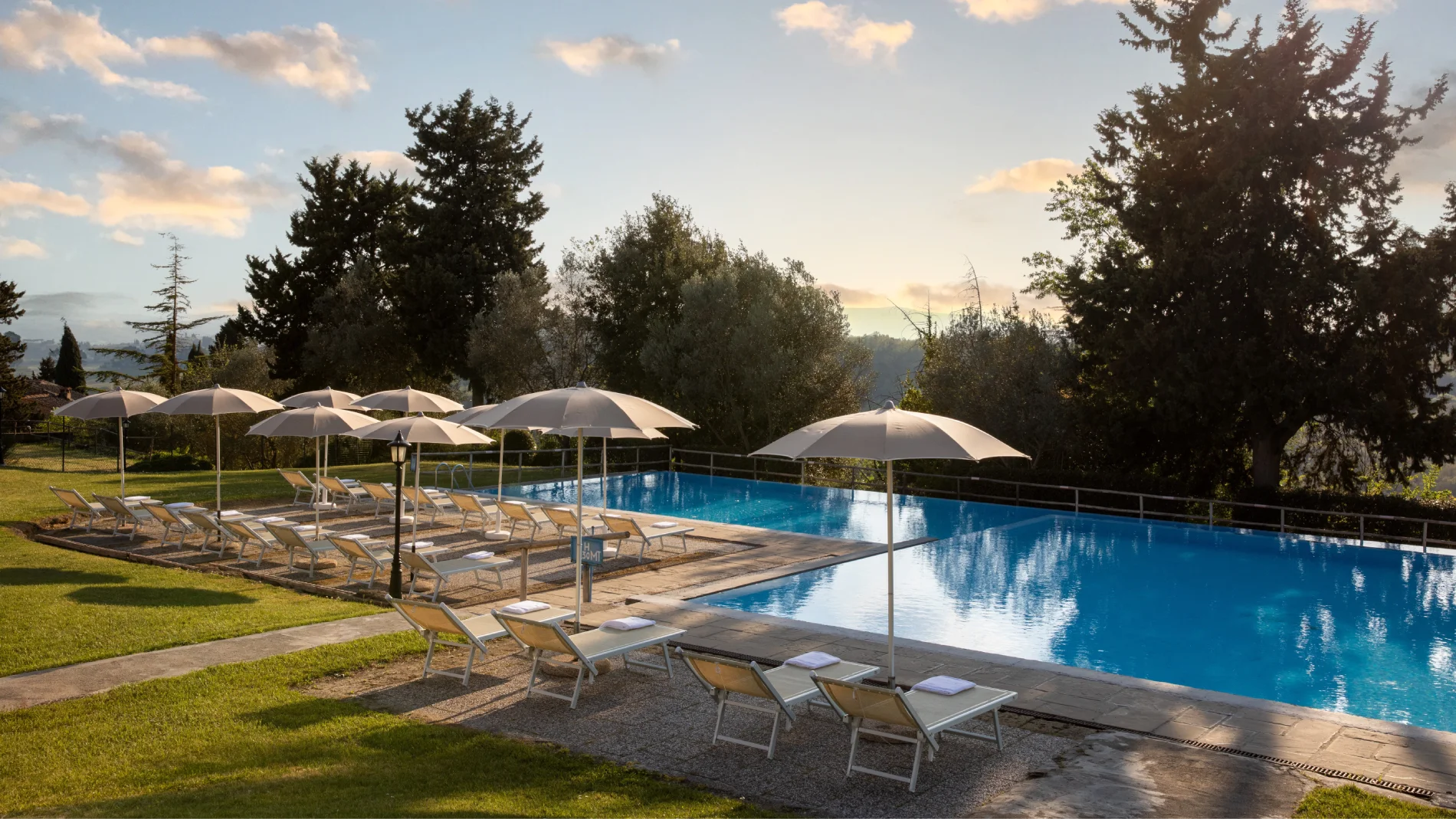 Panoramic swimming pool surrounded by Tuscan countryside with sun loungers and Chianti views - Villa San Filippo, BZAR hotels in Tuscany