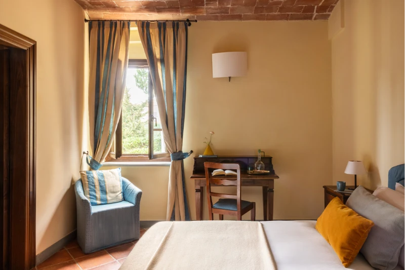 Classic Tuscan-style room with double bed, wooden desk and bright window in Barberino Tavarnelle countryside - Villa San Filippo, BZAR hotels in Tuscany