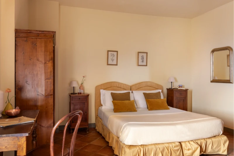 Elegant double bedroom with classic Tuscan furnishings and a welcoming atmosphere in the heart of the Chianti countryside - Villa San Filippo, BZAR hotels in Tuscany