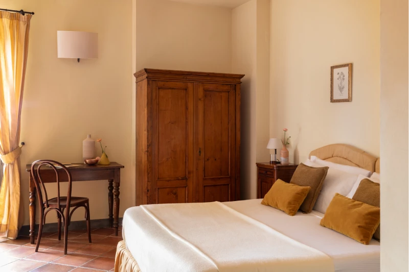 Refined bedroom with solid wood furniture and traditional details for an authentic stay in the Tuscan countryside - Villa San Filippo, BZAR hotels in Tuscany