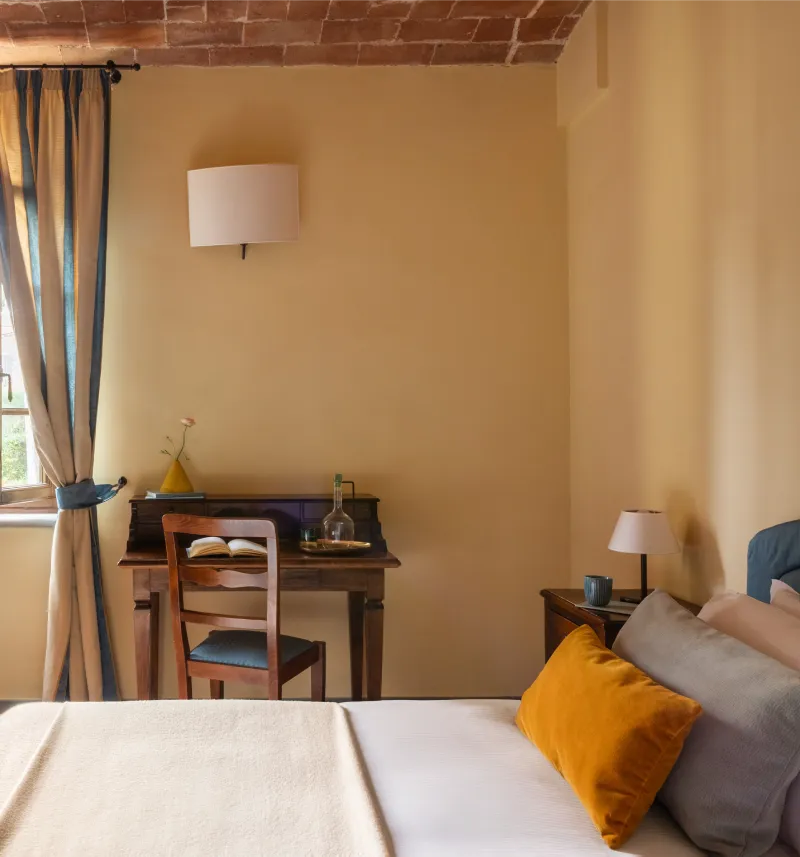 Classic Tuscan-style room with double bed and wooden desk in Barberino Tavarnelle countryside - Villa San Filippo, BZAR hotels in Tuscany