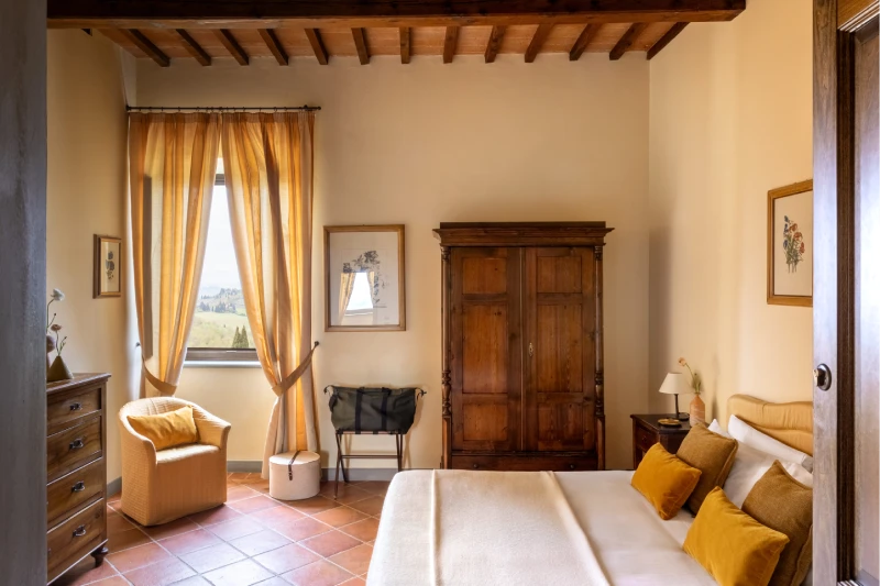 Superior room with traditional Tuscan furnishings, exposed wooden beams and panoramic views over the Chianti hills in Barberino Tavarnelle - Villa San Filippo, BZAR hotels in Tuscany