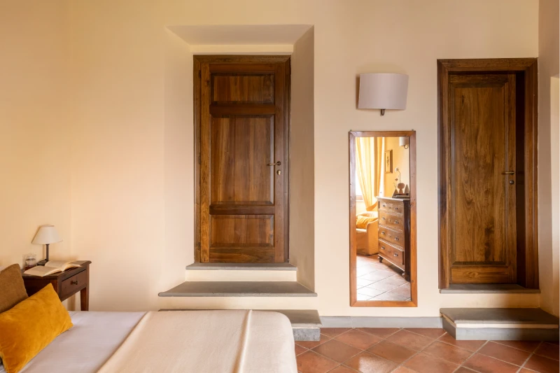 Elegant room in the heart of Chianti featuring wooden details, bright interiors and an authentic Tuscan countryside atmosphere - Villa San Filippo, BZAR hotels in Tuscany