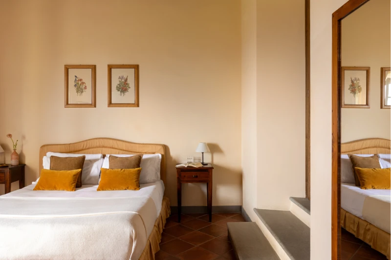 Spacious double room with classic Tuscan design, warm colors and exclusive comfort among the hills of Barberino Tavarnelle - Villa San Filippo, BZAR hotels in Tuscany