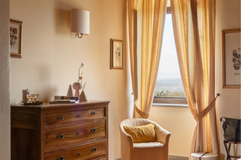 Relaxing corner overlooking the Chianti countryside, with traditional furnishings and natural light in a refined Tuscan retreat - Villa San Filippo, BZAR hotels in Tuscany